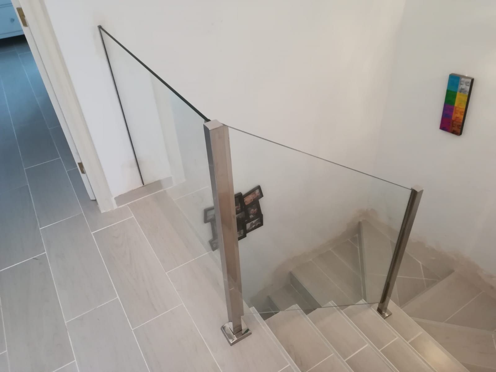 Una escalera con barandilla de cristal en una casa