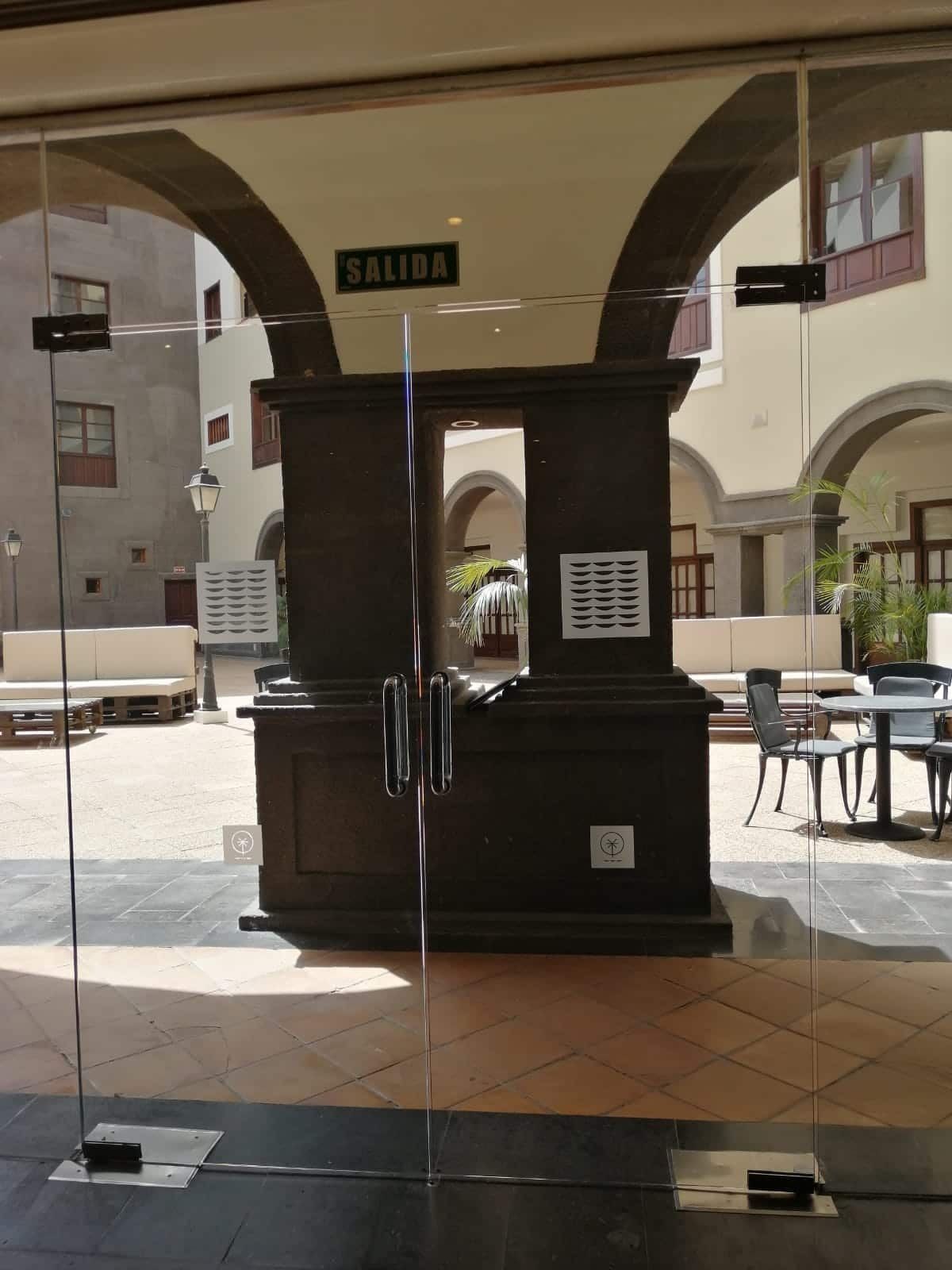 Un edificio con un cartel que dice 