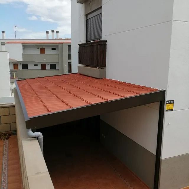 Un edificio blanco con un techo de tejas rojas