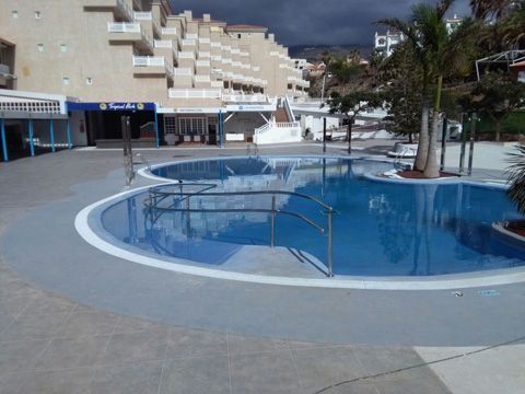 Una gran piscina con escaleras que conducen a ella.