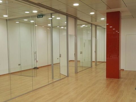 Hay un pilar rojo en el medio de la habitación.