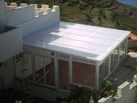 Un gran edificio con techo blanco y muchas ventanas.