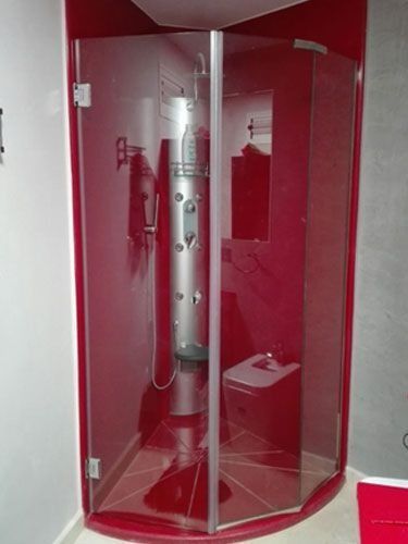 Un baño con cabina de ducha y un inodoro.