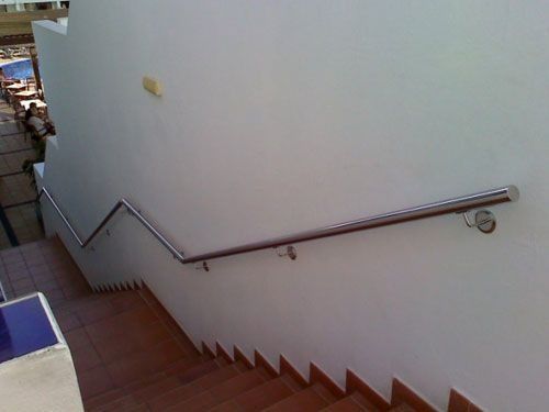 Un conjunto de escaleras con barandilla de acero inoxidable.