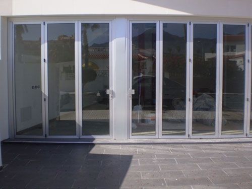 Un edificio blanco con muchas puertas de vidrio.