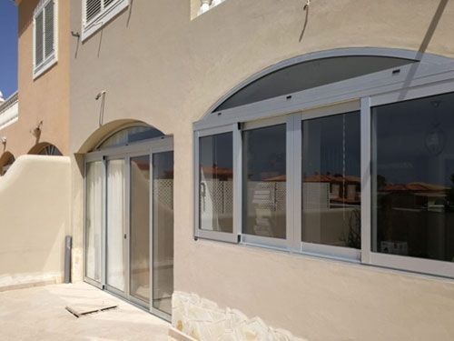 Un edificio con muchas ventanas y puertas.