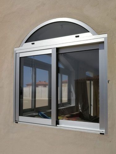 Una ventana con puertas corredizas de vidrio en una pared.