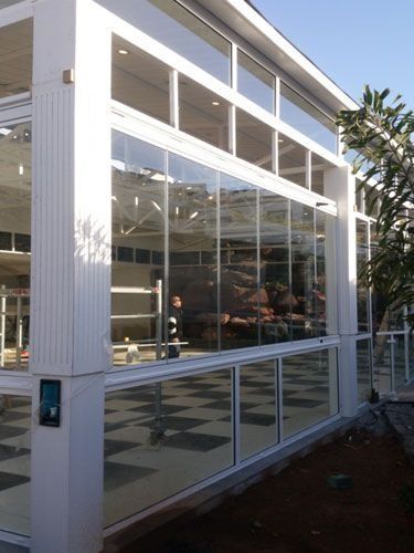 Un edificio con muchas ventanas y un árbol al fondo.
