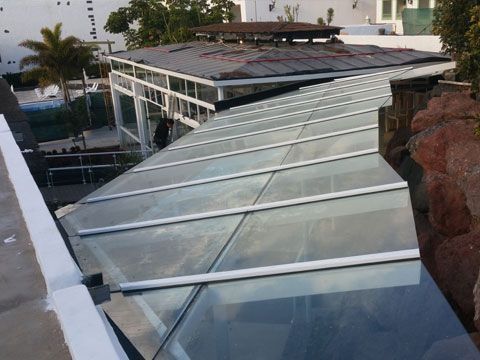 Un techo con mucho vidrio encima