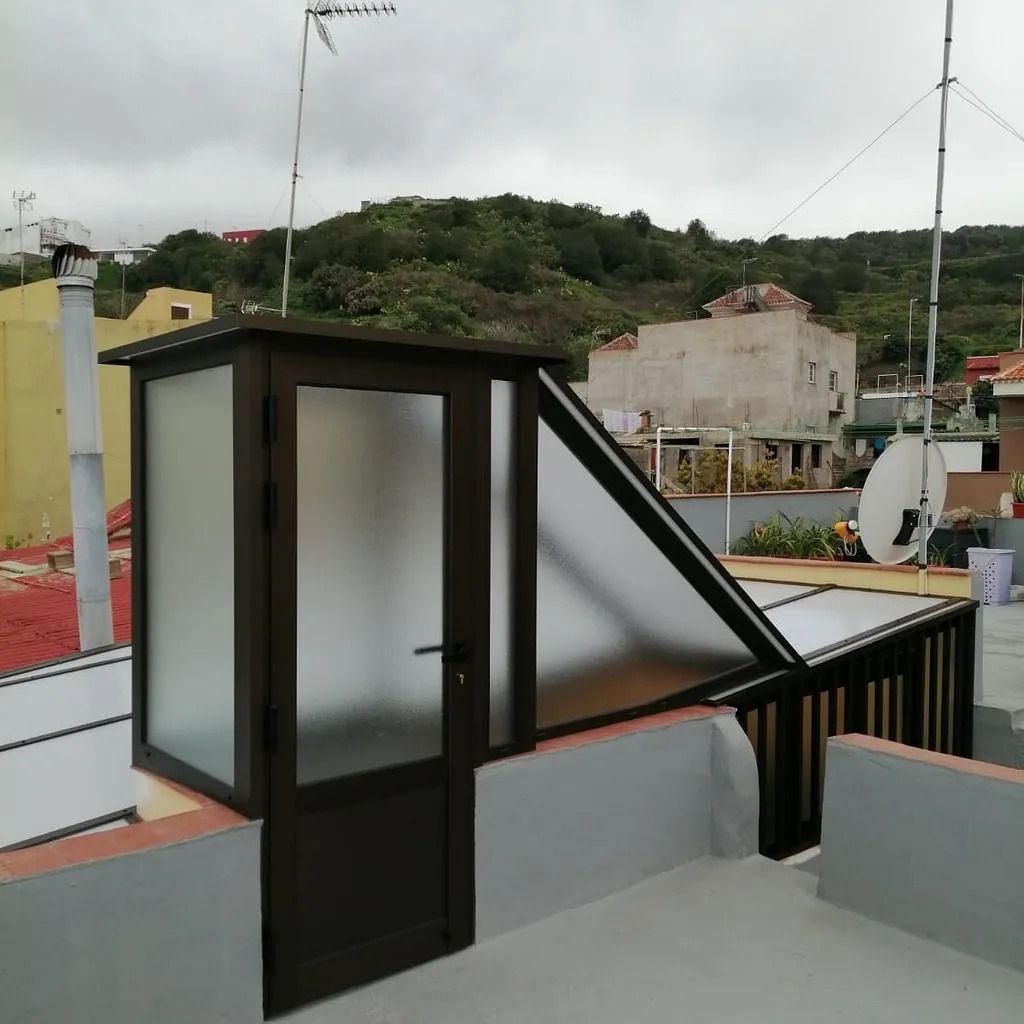 Una azotea con una puerta y una antena de techo