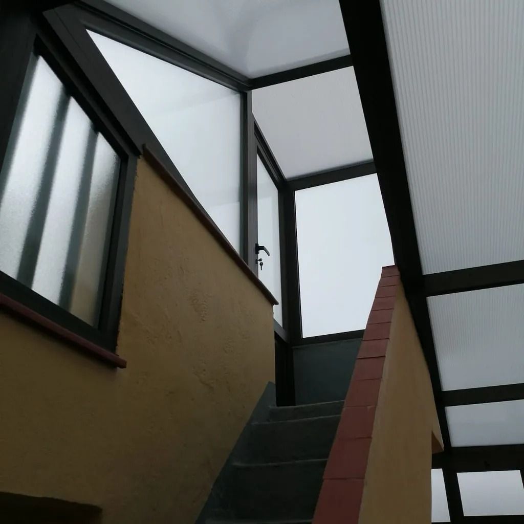 Mirando hacia arriba a una escalera con techo despejado