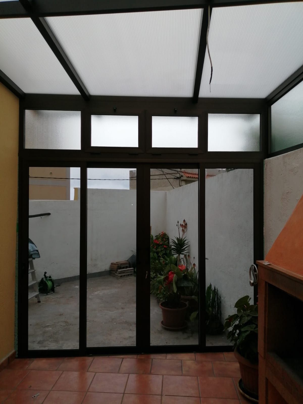 Una habitación con puertas corredizas de vidrio que dan a un jardín.