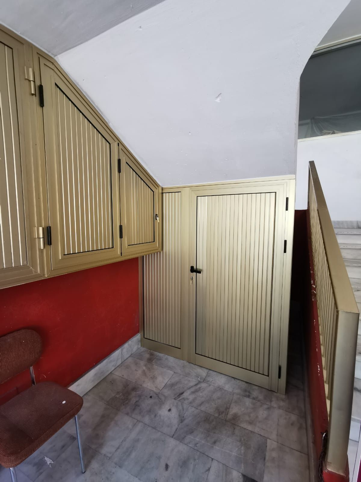 Una habitación con escaleras y una silla dentro.