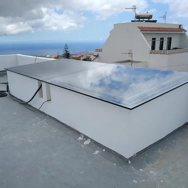 Un tejado con un reflejo del cielo en él.