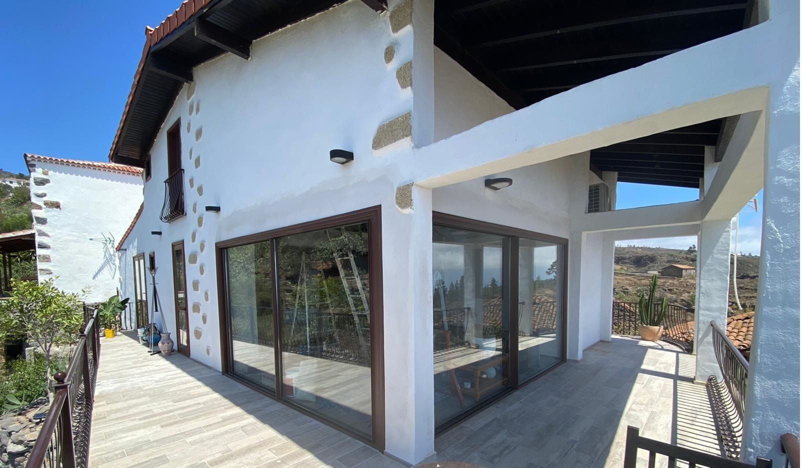 Una gran casa blanca con muchas ventanas