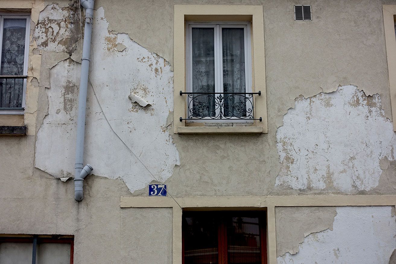 Façade à l'enduit qui se décolle