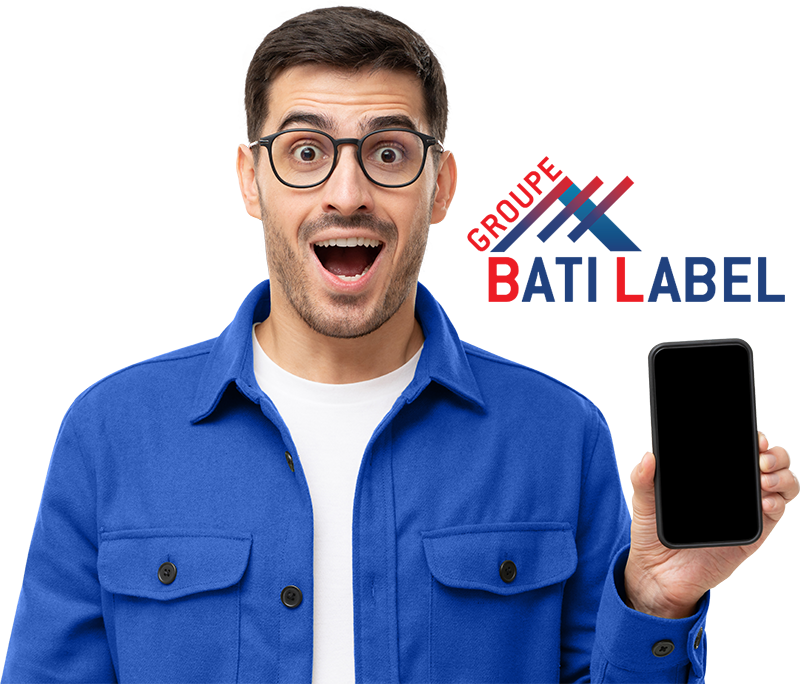 Homme surpris avec un téléphone