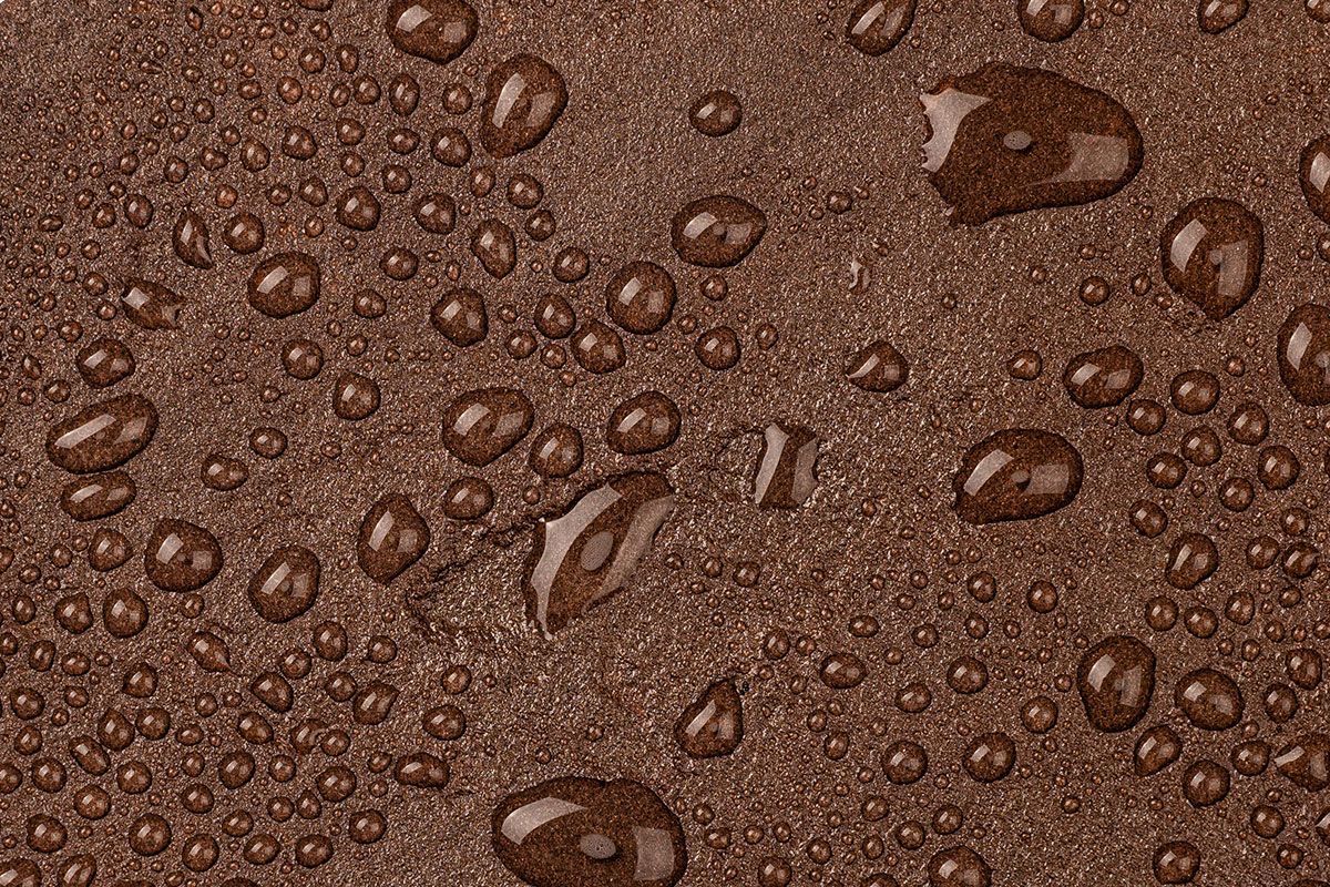 Focus sur un mur en brique pendant un traitement hydrofuge