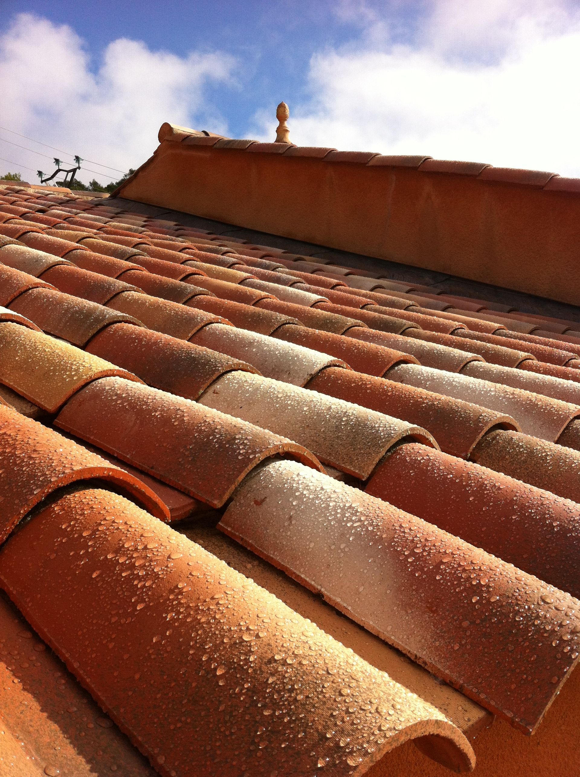 Couverture avec des gouttes d'eau sur les tuiles