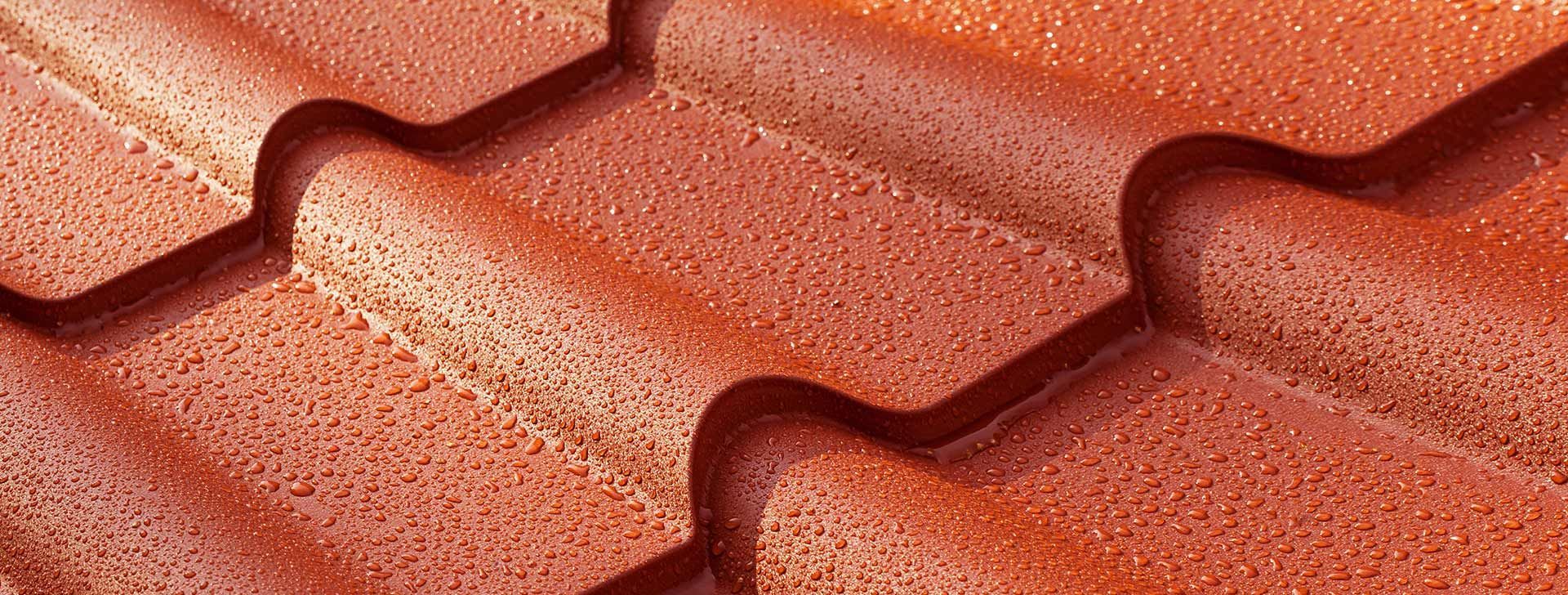 Tuiles de couleur orange mouillées