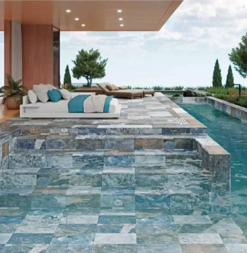 Azulejos en exhibición en una tienda, de diferentes colores y patrones, colocados en ángulo.