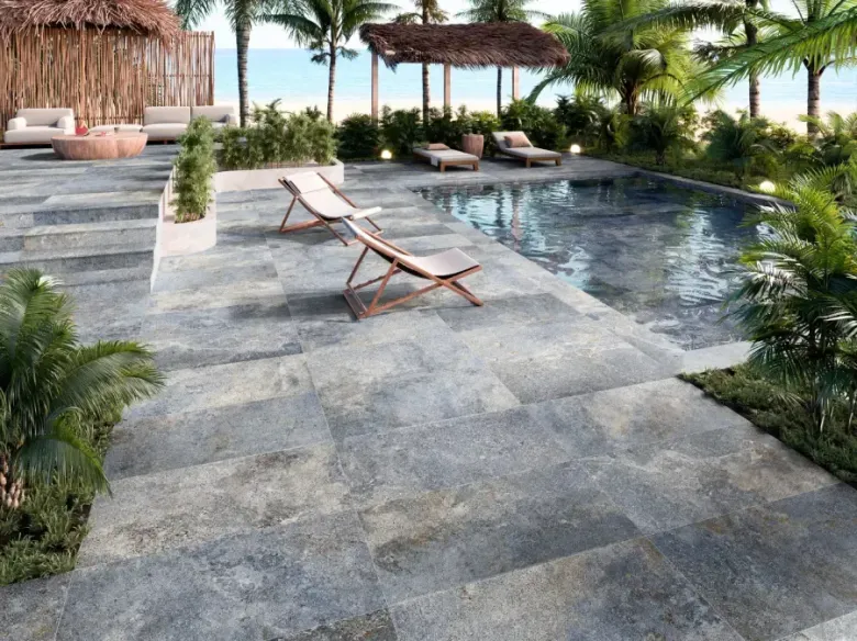 Kits de ducha en cajas en exhibición, con accesorios cromados, varios diseños de cajas y detalles azules.