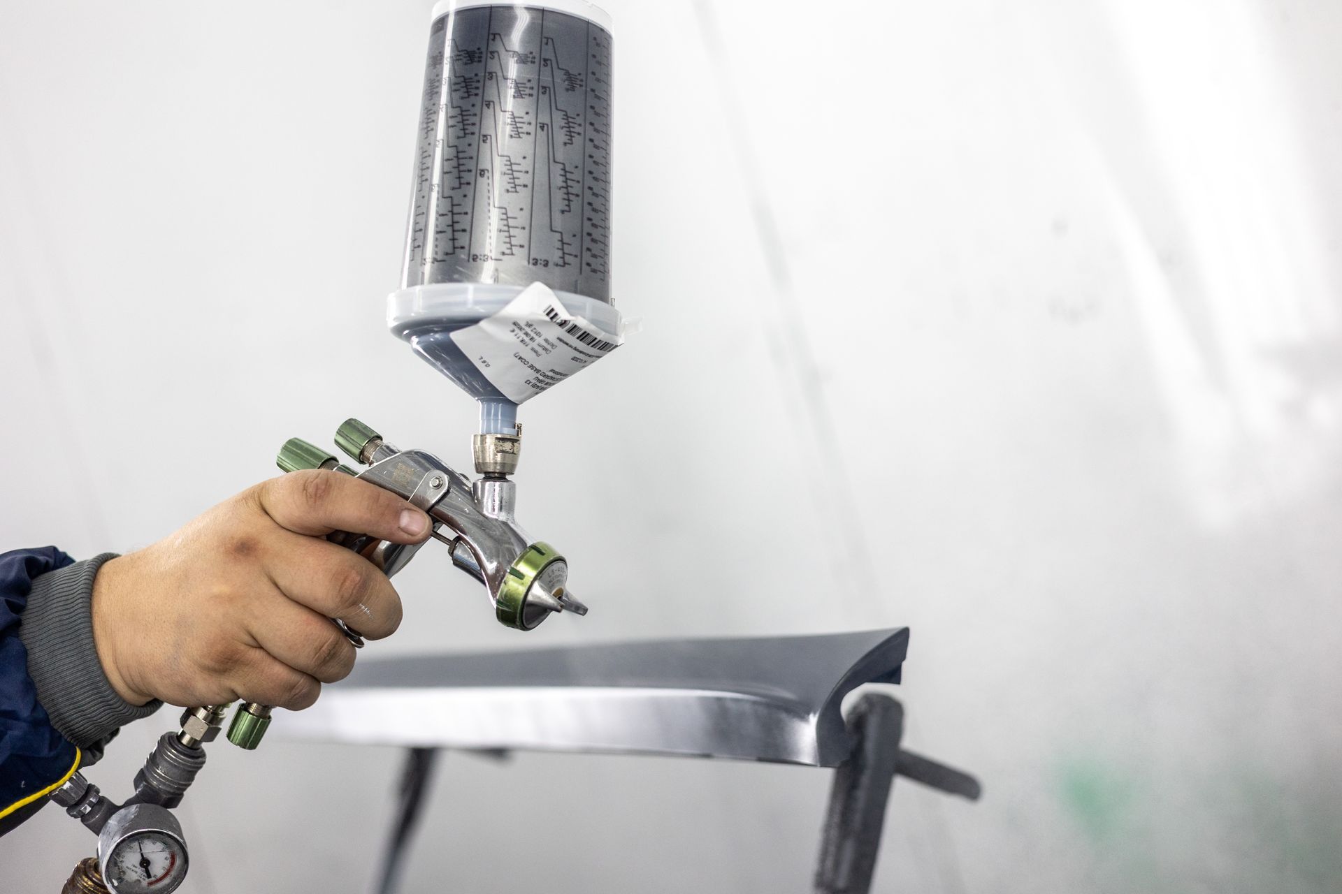 Lackieren von Maschinen, Bauteilen oder Metallteilen für gewerbliche Kunden.