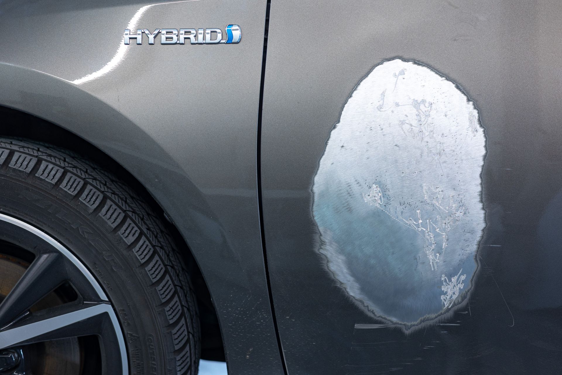 Ein Toyota-Hybridauto mit einer beschädigten Stoßstange