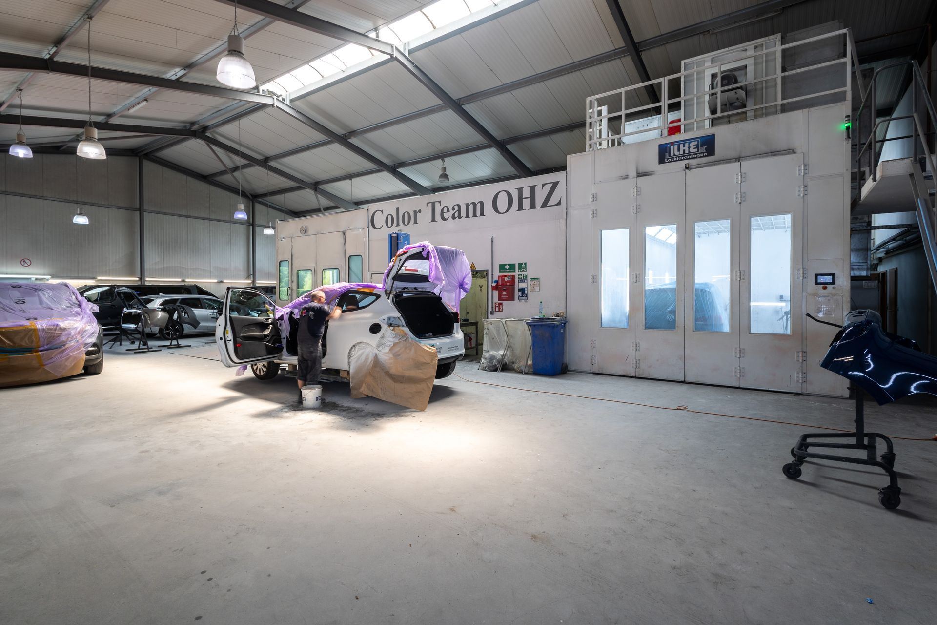 In einer Garage wird ein Auto lackiert.