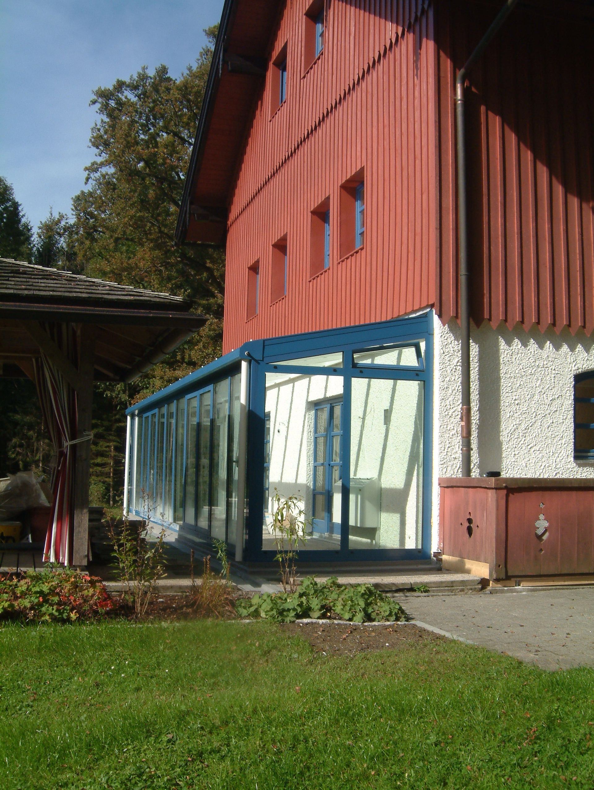 Verglaster Wintergarten an einem Wohnhaus.
