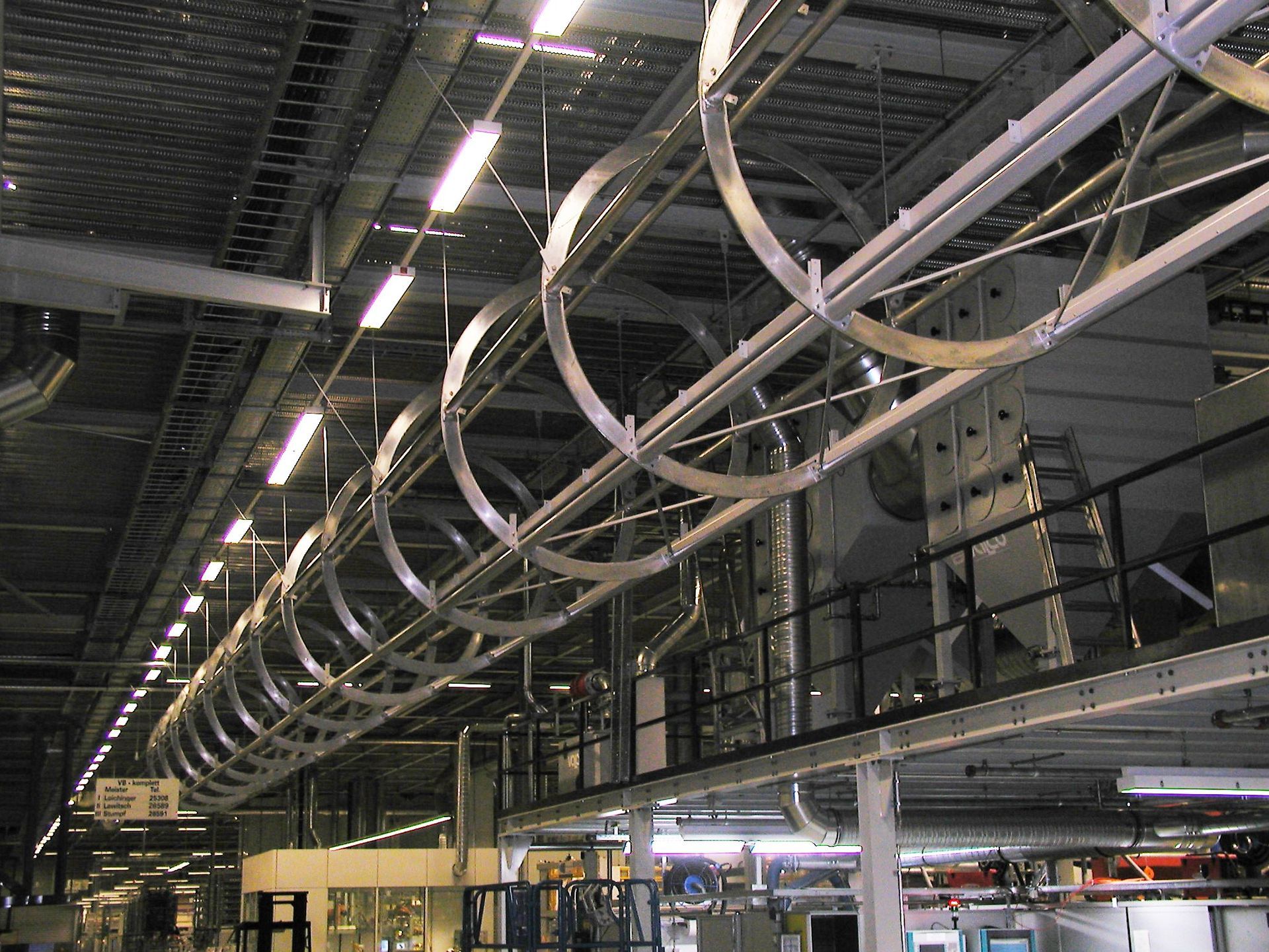 Außentreppe mit Rampe und Metallgeländer