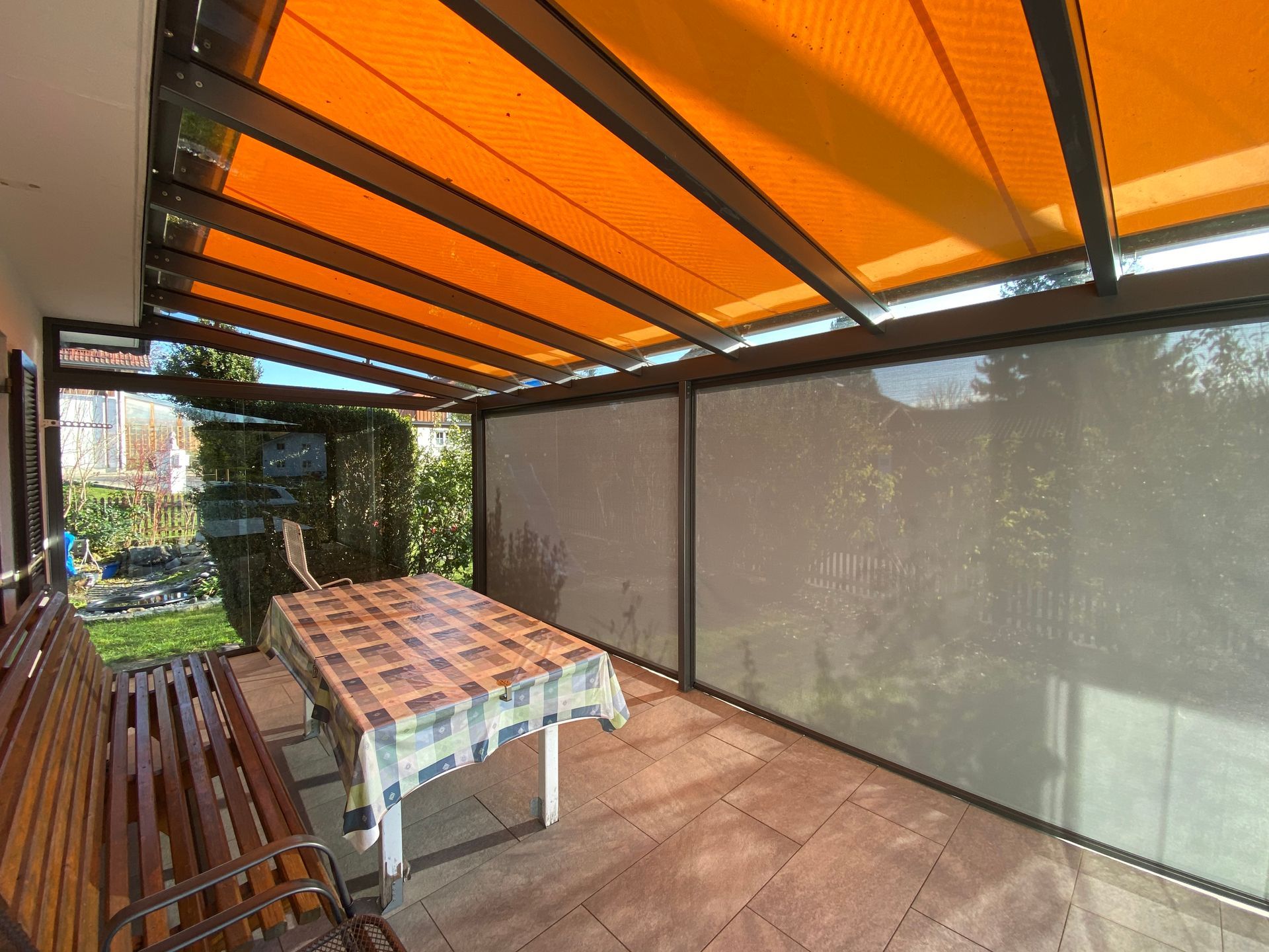 Trendige Pergola-Schattenstruktur für den Außenbereich, Markise und Terrassendach.