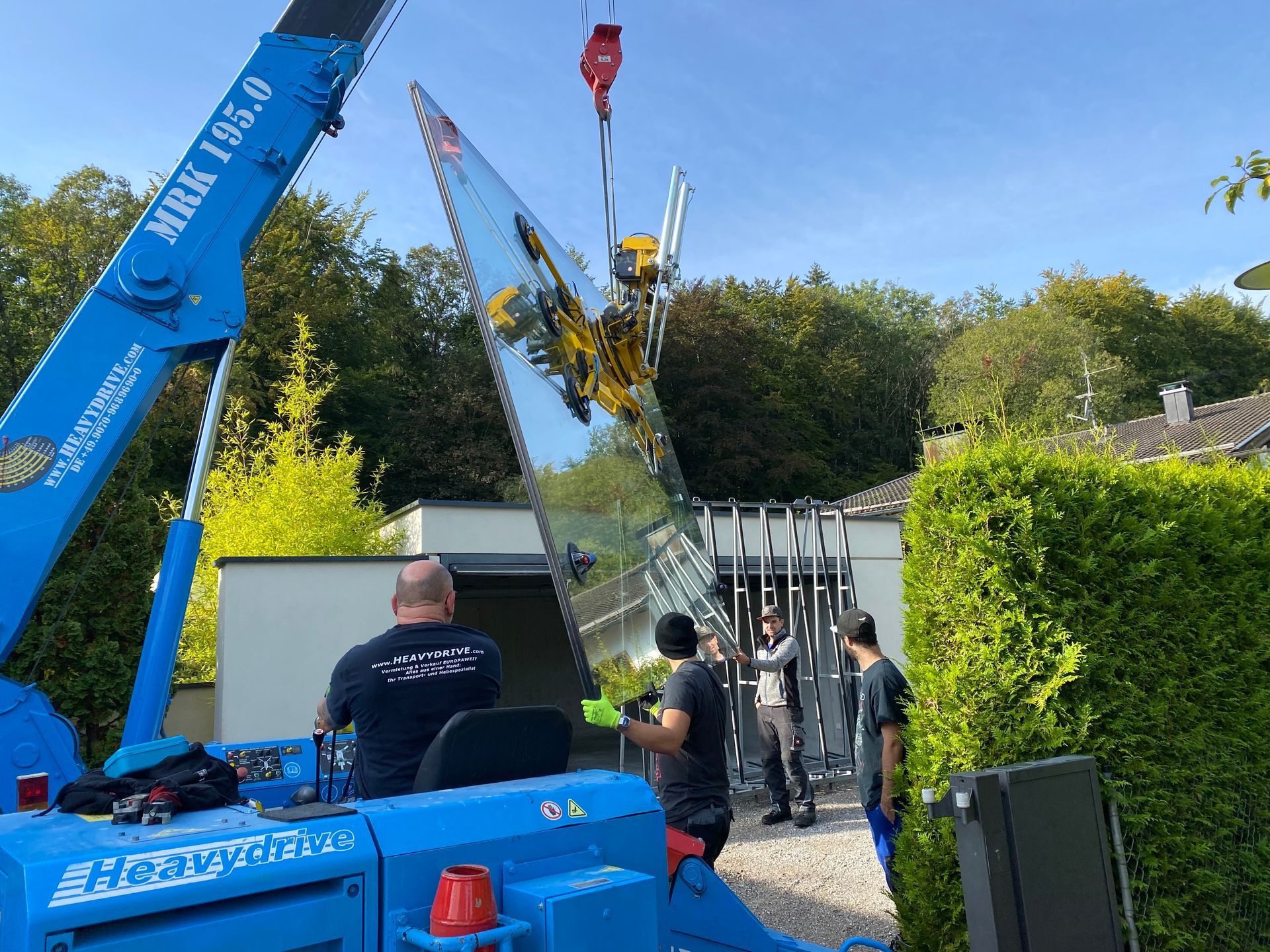 Porträt junger Facharbeiter in der Industrie in Berufsbekleidung