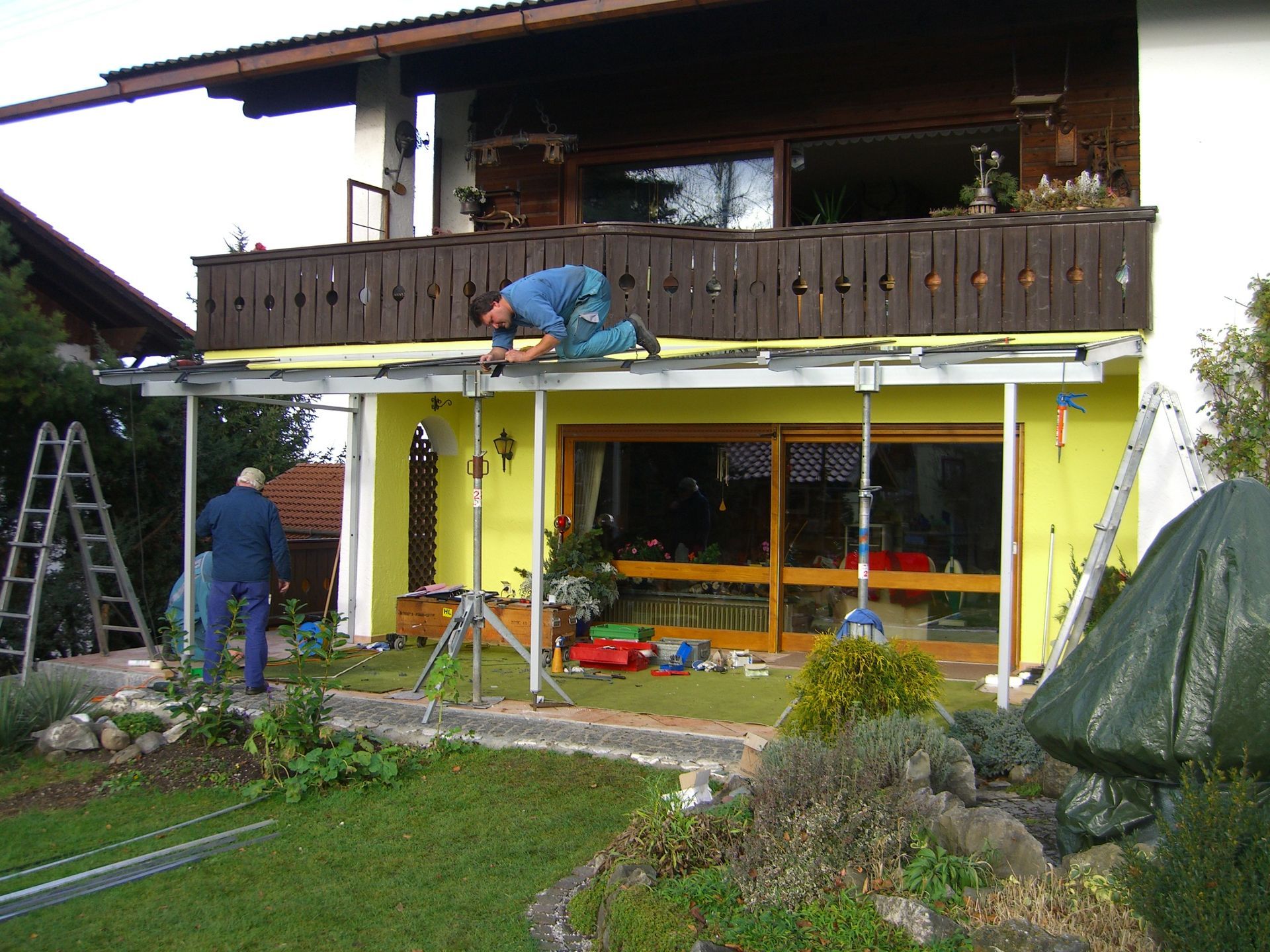Männer auf terassenüberdachung