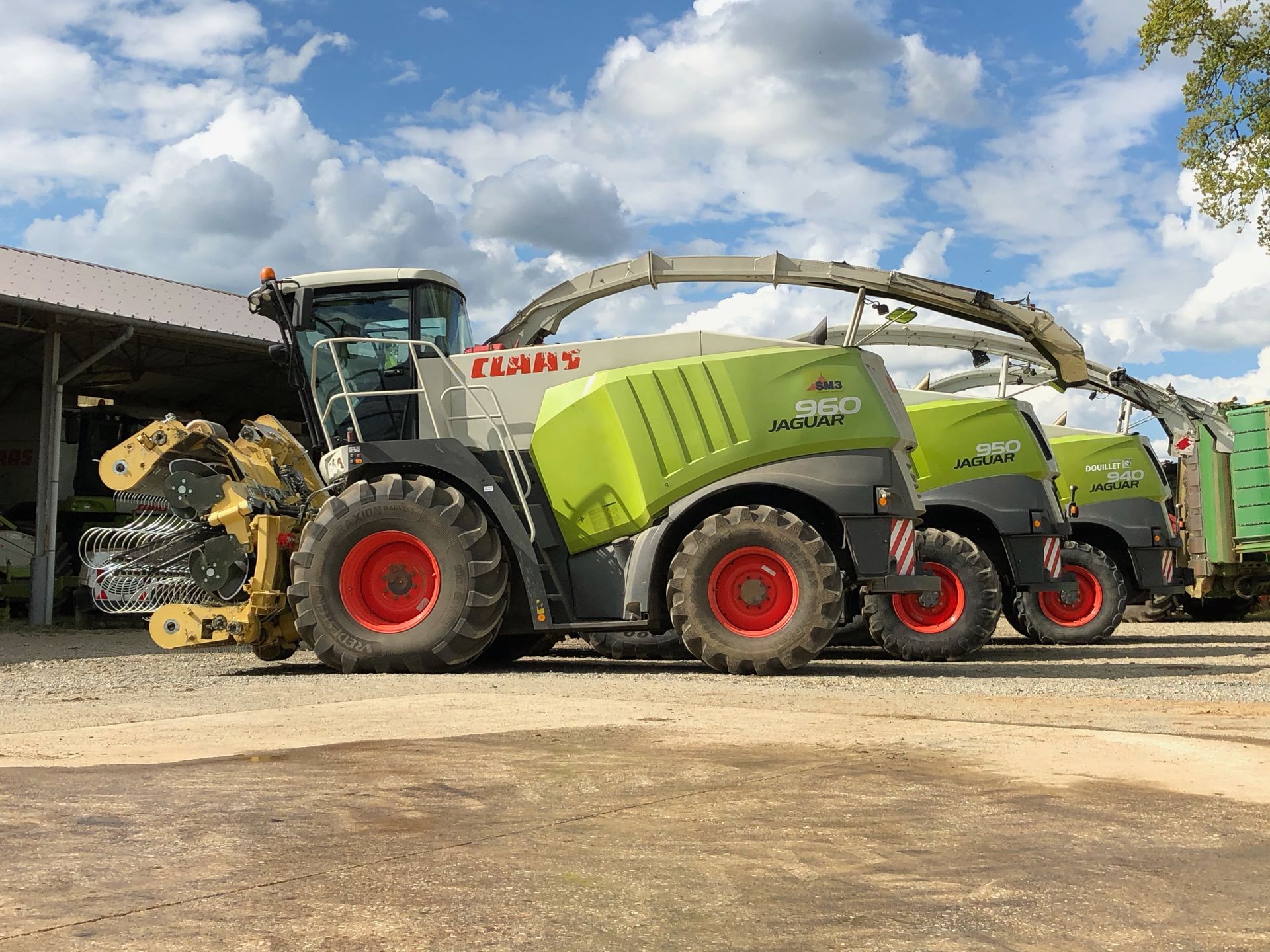 Trois ensileuses Claas stationnées.