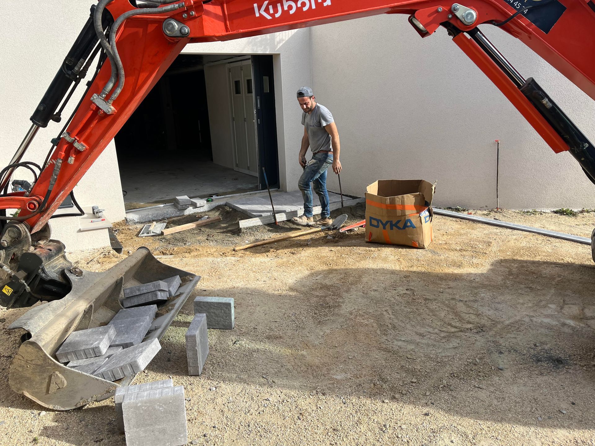 Pose de gravier et transformation d'extérieur