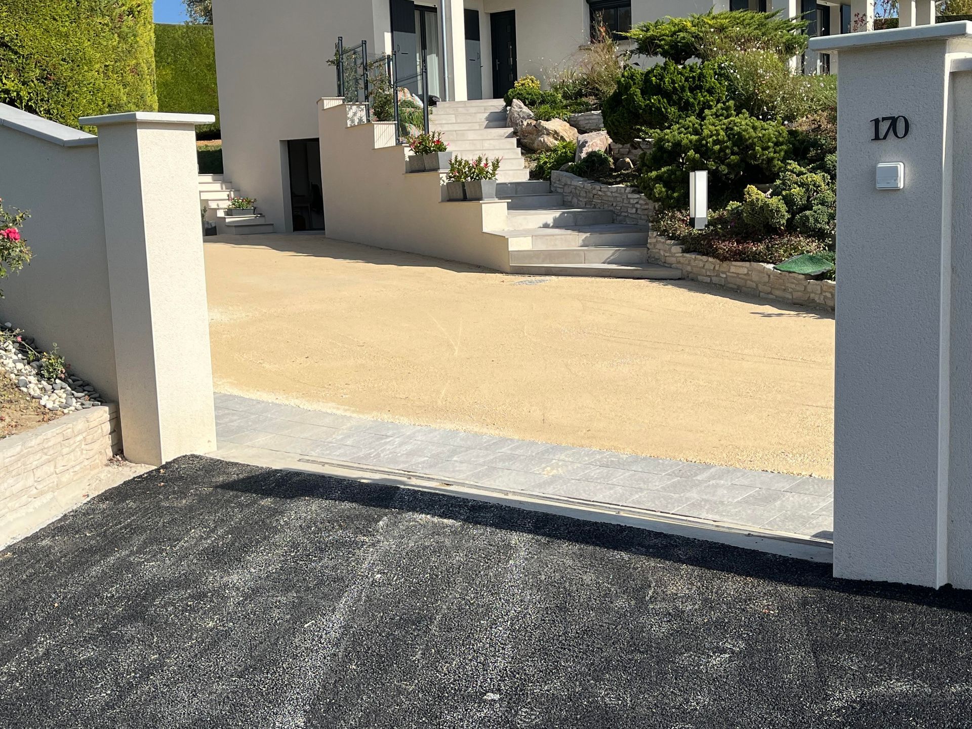 Pose de gravier dans une cour extérieure