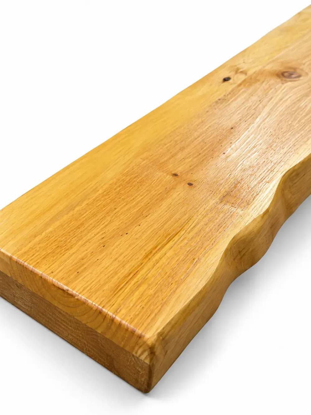 Tabla de madera en bruto con un acabado marrón claro natural sobre fondo blanco
