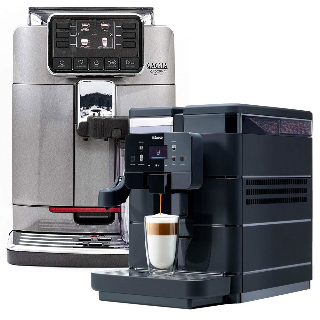 Zwei Espressomaschinen, eine silberne und eine schwarze, die Kaffee in Tassen auf einer Theke ausgeben.