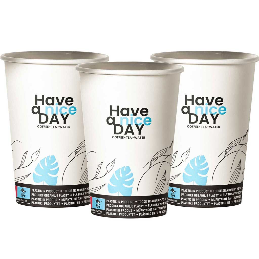 Drei weiße Trinkbecher mit der Aufschrift „Have a Nice Day“ und blauen Blattmotiven auf weißem Hintergrund