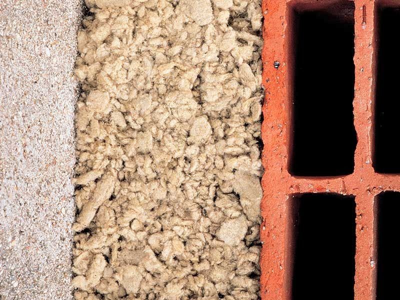 Sección transversal de un muro que muestra los componentes de ladrillo, aislamiento y hormigón.