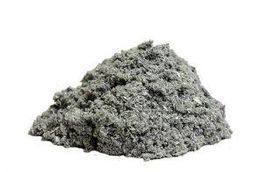 Montón de aislamiento gris y triturado.