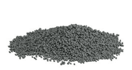 Montón de fertilizante granular de color gris oscuro.