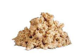 Montón de material fibroso de color marrón claro, posiblemente aislante o de embalaje.