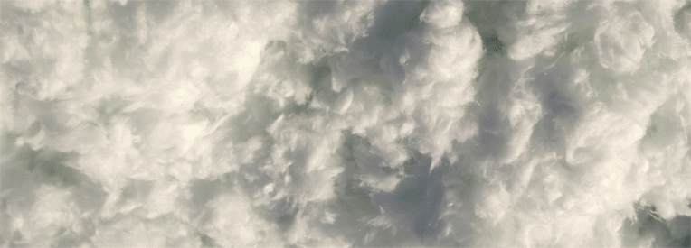 Agua blanca y espumosa, posiblemente olas del océano o una cascada, con texturas arremolinadas y colores apagados.