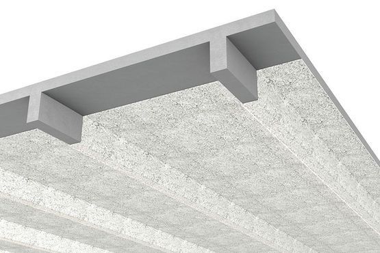 Primer plano de un techo acanalado de hormigón con soportes estructurales grises.
