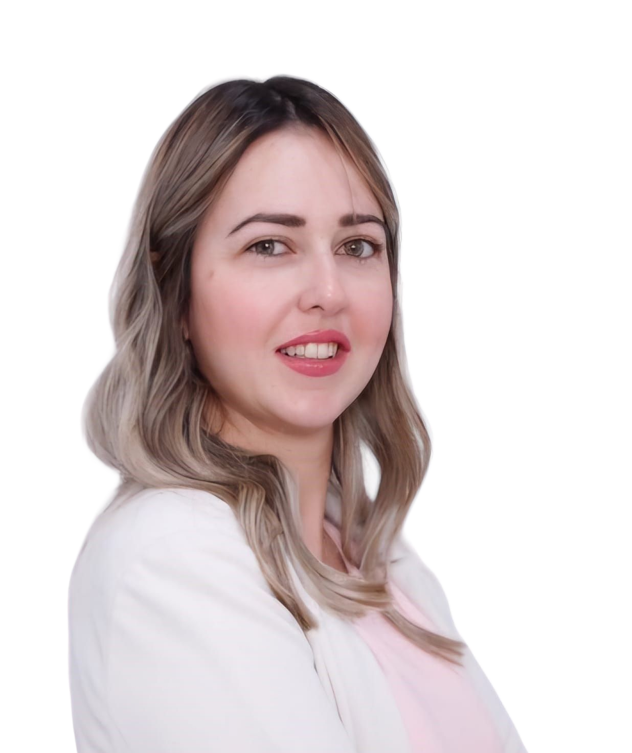 Mujer de cabello castaño claro, vestida con un blazer blanco y una camisa rosa, sonriendo.