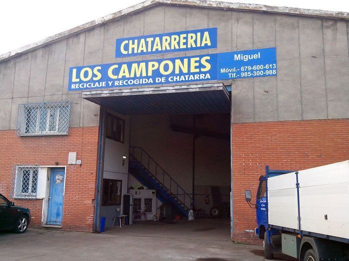 Chatarrería Los Campones: exterior de centro de reciclaje de metales con señalización azul y un camión.