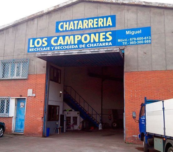 Exterior de un centro de reciclaje, 