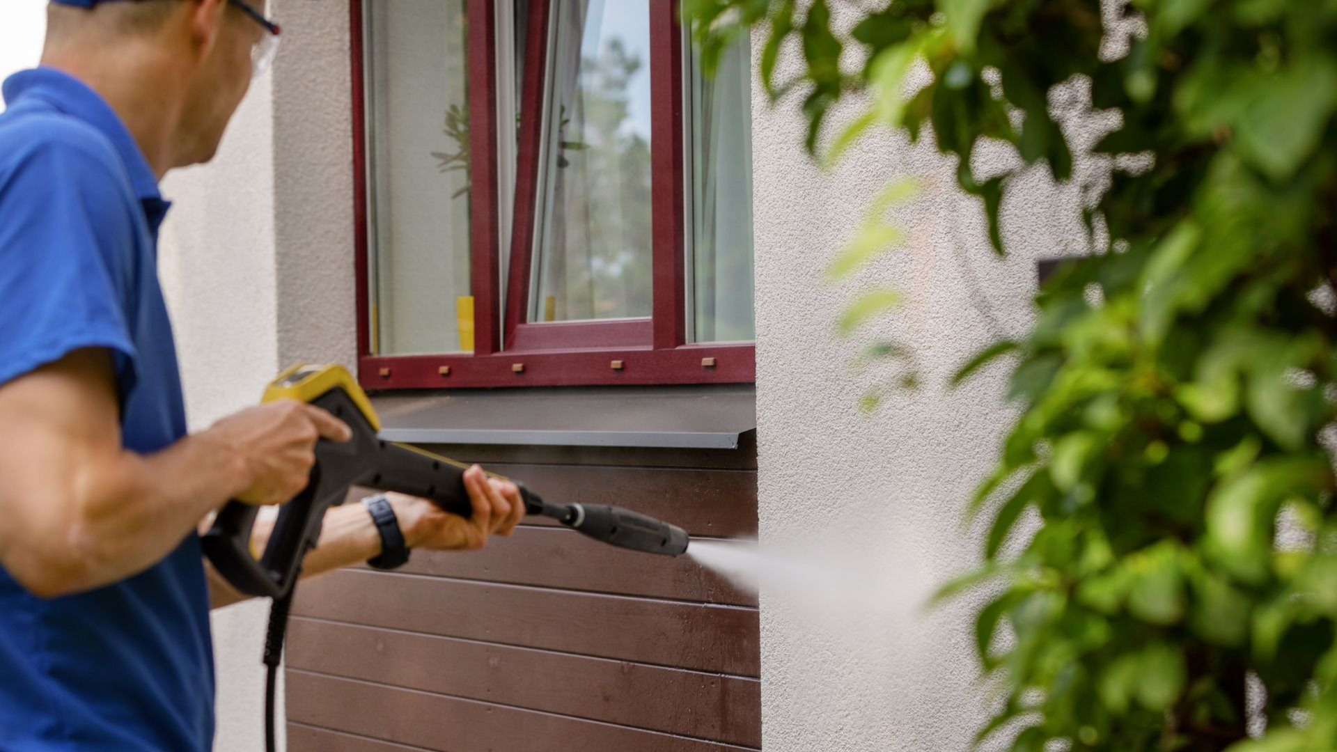 Nettoyage de murs extérieurs avec un jet d’eau.